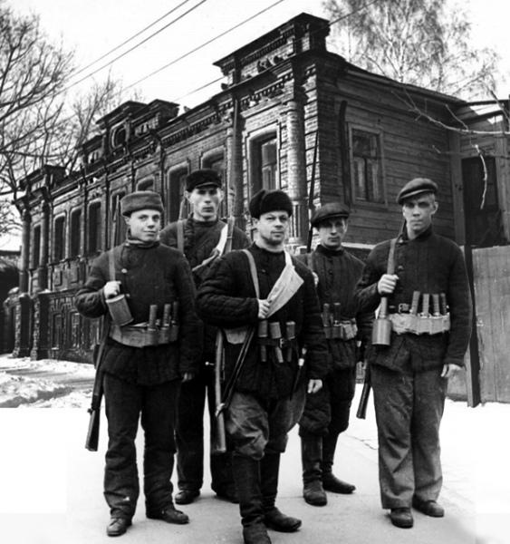 Курск осенью 1941 года. Ополченцы на фоне своего городского штаба – улица Гоголя, 13. Эти черные ватники объединяли к одной цели – отстоять город