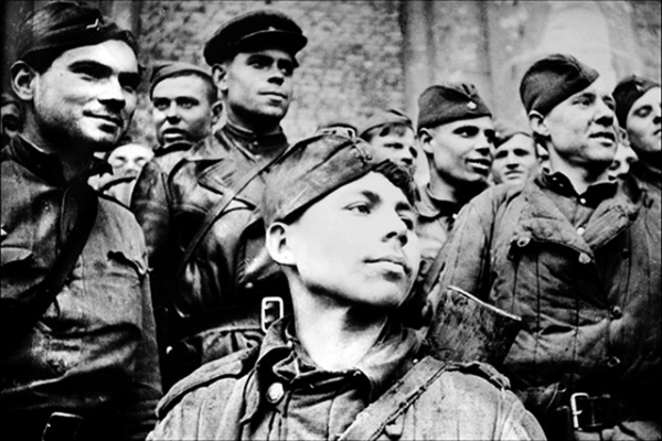 На ступенях Рейхстага. Май 1945 года