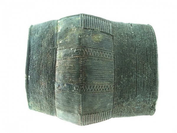 Древний клад включал в себя два массивных браслета биконической формы