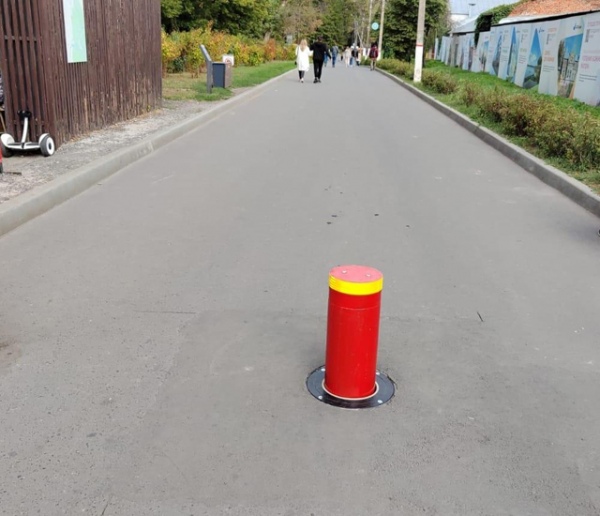 Болларды препятствуют въезду машин на территорию Боевки Болларды препятствуют въезду машин на территорию Боевки