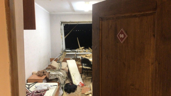 В комнате, где погиб третьекурсник, стихия выбила окно и разметала вещи