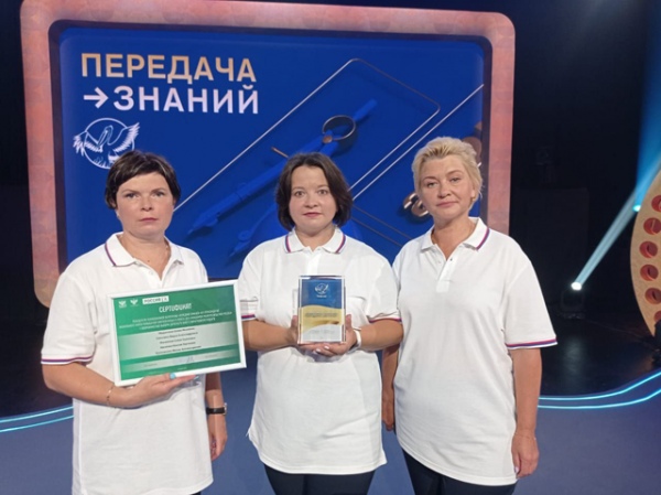 Учителя из Льговского района Жанна Александровна Семенихина, Алеся Сергеевна Максакова, Елена Ивановна Медынская сразу после съёмок признались, что вопросы викторины были несложными Учителя из Льговского района Жанна Александровна Семенихина, Алеся Сергеевна Максакова, Елена Ивановна Медынская сразу после съёмок признались, что вопросы викторины были несложными