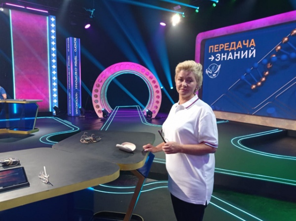 «Химичка» Елена Ивановна Медынская рассказала, что общего между пчёлами и школой «Химичка» Елена Ивановна Медынская рассказала, что общего между пчёлами и школой