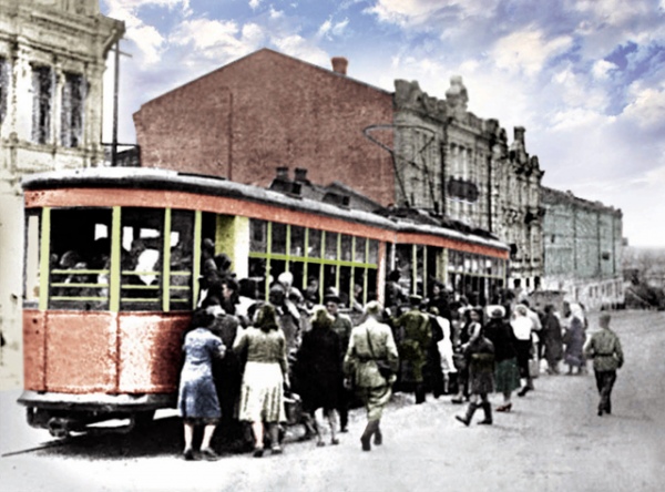 Сентябрь 1943 года. Первые трамваи после восстановления движения. Одна остановка до Красной площади