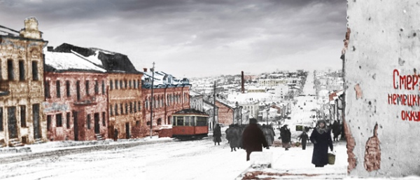 Зима 1943–1944 годов. Полугора. Трамвайчик поднимается снизу, взвод солдат на марше. Дома на Полугоре еще не заселены. Фотокомпазиция Виктора КРЮКОВА