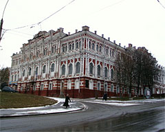 В 1792 году в Благородном собрании начал работать первый профессиональный театр