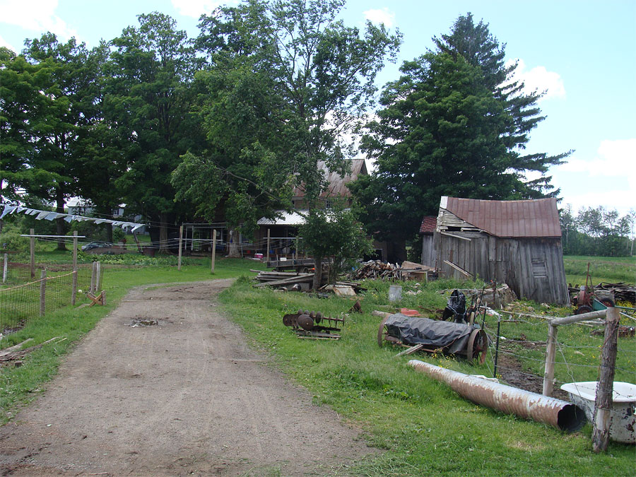 Здесь запрещены Интернет, телевидение и радио, нет водопровода и отопления Здесь запрещены Интернет, телевидение и радио, нет водопровода и отопления