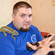 Житель Курска пугает гостей гигантскими тараканами и многоножками