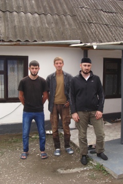 Булат и Хусейн собираются семьей в чеченском селе