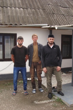 Булат и Хусейн собираются семьей в чеченском селе Булат и Хусейн собираются семьей в чеченском селе