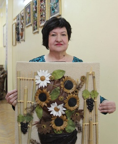 В руках мастерицы старая женская сумка превратилась в удивительный букет цветов