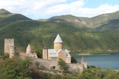 Каменные бастионы средневекового замка Ананури служили форпостом для правителей Восточной Грузии