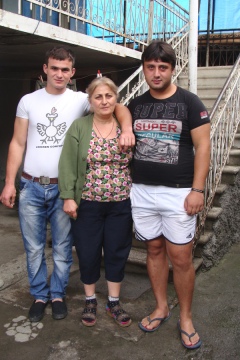Учитель музыки Анна с сыновьями Леваном и Георгием