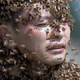 Китайца превратили в живую статую из пчел