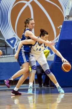 Первые матчи в составе курянок провела Анастасия Логунова (слева)