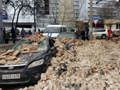В центре Курска стена дома рухнула на припаркованные машины