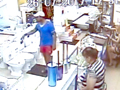 В Курске полиция ищет похитителя телефона у сотрудницы магазина