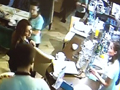 В Курске девушка украла IPhone у посетителя ресторана (Видео УМВД России по Курской области)