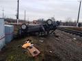 Авария на железной дороге под Курском: ВАЗ столкнулся с поездом