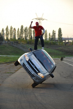 Сложнейшие трюки каскадеры выполняют на серийных «Калине», «Гранте» и «Приоре» Сложнейшие трюки каскадеры выполняют на серийных «Калине», «Гранте» и «Приоре»