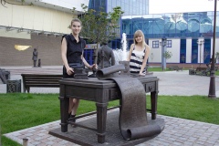 Одна из достопримечательностей «МегаГРИННа» – Литературный сквер Одна из достопримечательностей «МегаГРИННа» – Литературный сквер