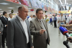 После торжественного перерезания красной ленточки делегация администрации области во главе с губернатором и главой корпорации «ГРИНН» Николаем Грешиловым отправились на экскурсию по торговому залу «ЛИНИИ» После торжественного перерезания красной ленточки делегация администрации области во главе с губернатором и главой корпорации «ГРИНН» Николаем Грешиловым отправились на экскурсию по торговому залу «ЛИНИИ»