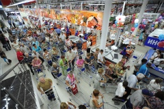 С первых минут работы «ЛИНИЮ-2» заполнили сотни покупателей С первых минут работы «ЛИНИЮ-2» заполнили сотни покупателей