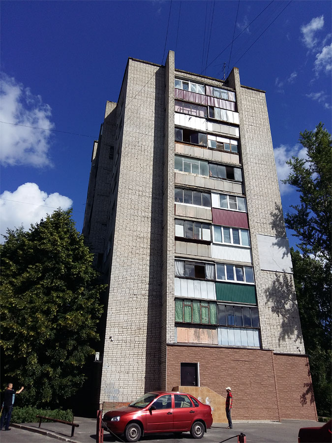 В доме №6 на улице Чернышевского рабочие захламили весь чердак В доме №6 на улице Чернышевского рабочие захламили весь чердак