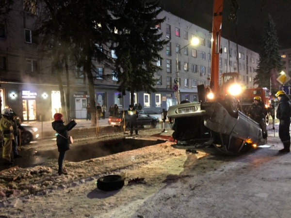 Спасатели вытащили ВАЗ при помощи подъемного крана Спасатели вытащили ВАЗ при помощи подъемного крана