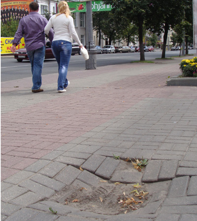 Ул. Ленина. Яма в р-не Музучилища Ул. Ленина. Яма в р-не Музучилища