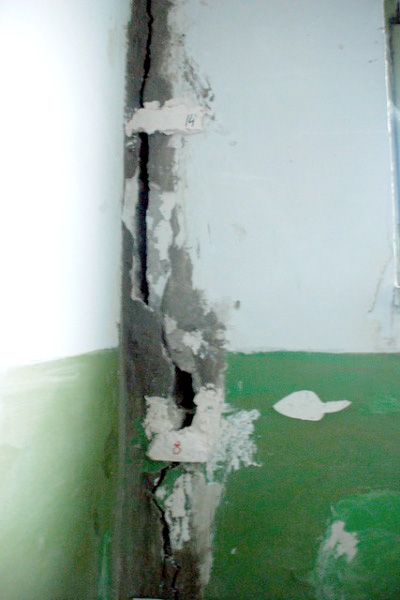 Такие трещины в здании повсюду Такие трещины в здании повсюду