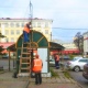 В Курске на площади Перекальского сносят заброшенный остановочный павильон