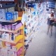 В Курске ищут подозреваемую в краже продуктов из магазина женщину в панамке