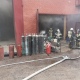 В Курске из горящего здания пожарные успели вынести 33 баллона с кислородом и пропаном