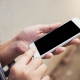 Жительница Курска забрала чужой смартфон и выбросила