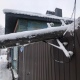 В Курске рядом с детской поликлиникой электрический столб упал на забор дома