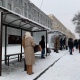 На новых остановочных павильонах в центре Курска заменили таблички с названиями остановок