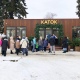 Куряне выстраиваются в очередь на новый каток рядом с Театральной площадью