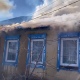 В центре Курска сгорела крыша дома, на пожаре спасена пенсионерка