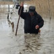 В Курской области жители деревни добираются до магазина по пояс в ледяной воде