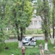 В Курске ранены водитель и пассажир такси, врезавшегося в дерево