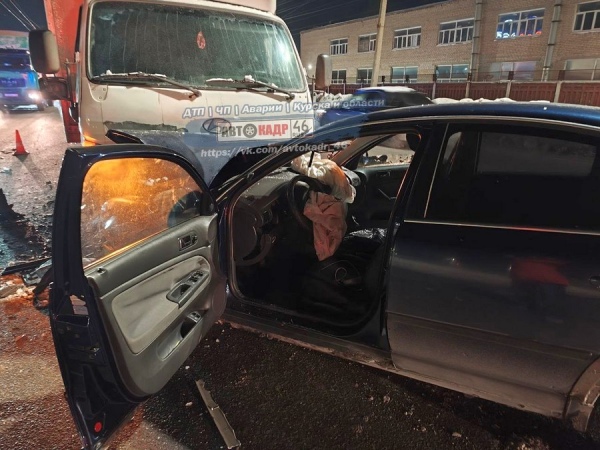 Лобовая авария легковушки с грузовиком случилась в Курске