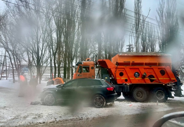 В Курске снегоуборочная машина протаранила легковушку