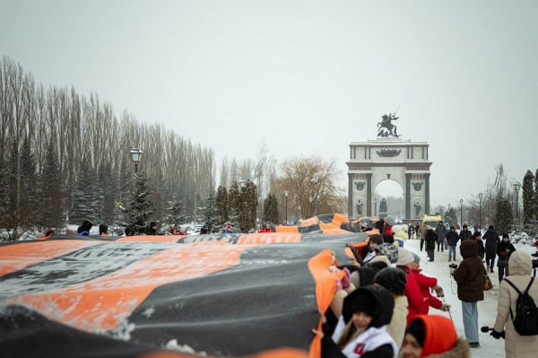 На мемориале «Курская дуга» развернули 150-метровую георгиевскую ленту