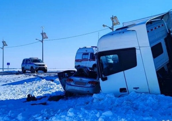 В Курской области погибла девушка в аварии с грузовиком