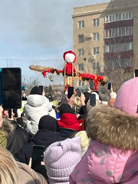 В центре Курска сожгли 3,5-метровое чучело Масленицы