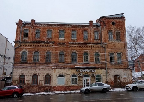 Замгубернатора прокомментировал ситуацию с падающими кирпичами «Дома с башнями» в Курске