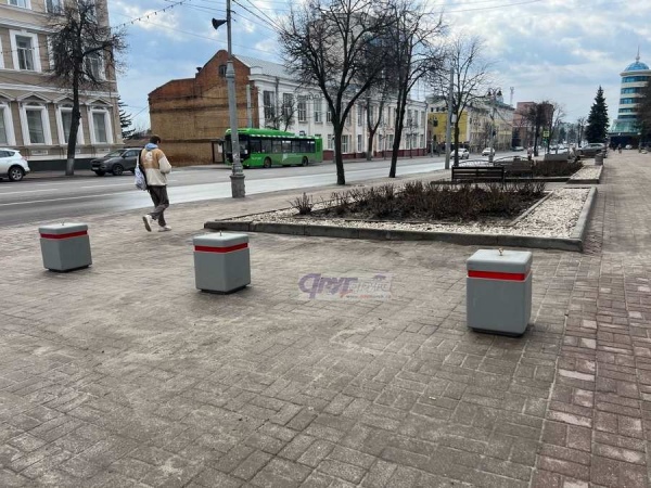 На тротуарах в центре Курска установили бетонные кубы для защиты от автохамов