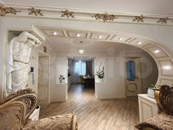 В Курске продают квартиру со статуей Атланта за 20 млн рублей