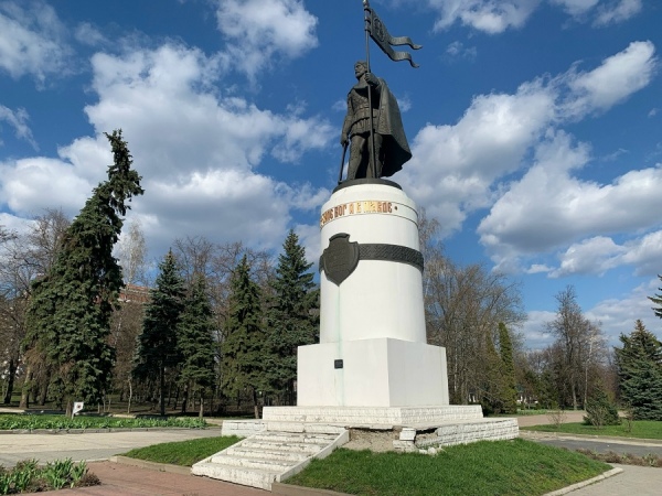 В Курске разрушается постамент памятника Невскому